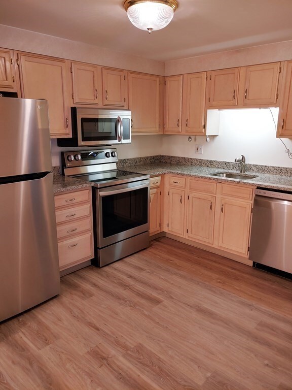 324 Washington St unit 111, Wellesley Hills, MA 02481 - photo 4