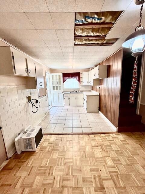 Kitchen & dining area