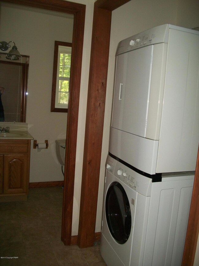 176 Sandlewood Dr, East Stroudsburg, PA 18301 - photo 5