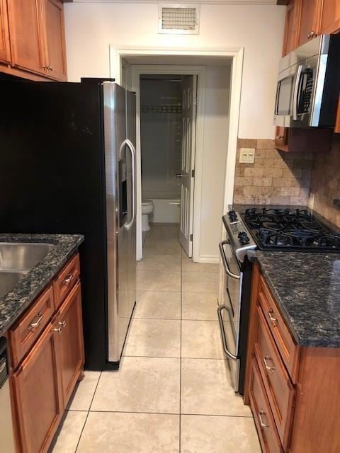 Kitchen with appliances with stainless steel fini