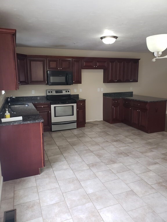 152 Beaver St unit 152, Milford, MA 01757 - photo 4