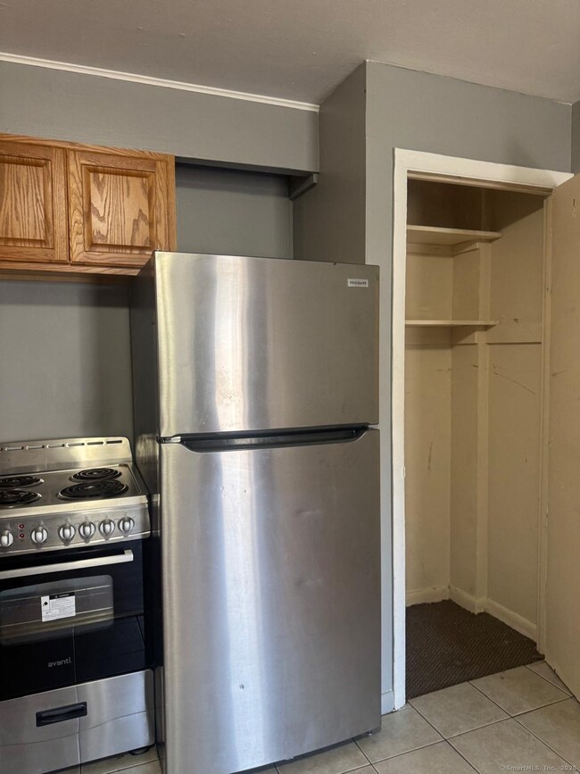 240 Oak St unit 3, Bridge Port, CT 06604 - photo 2