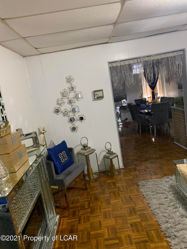 316-18 E. BROAD ST. HAZ living room dini