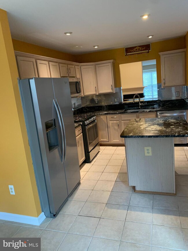 13124 Plotner Farm Rd, Herndon, VA 20171 - photo 7