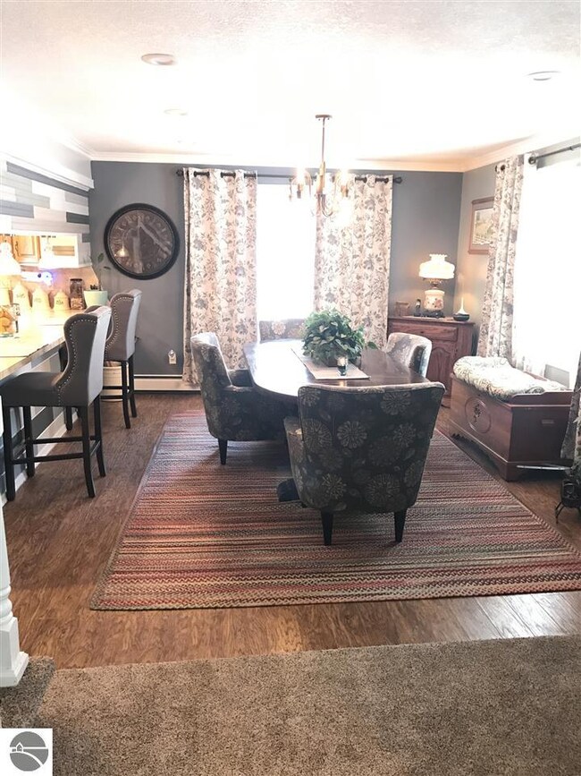 Open floor plan between the kitchen and dining are