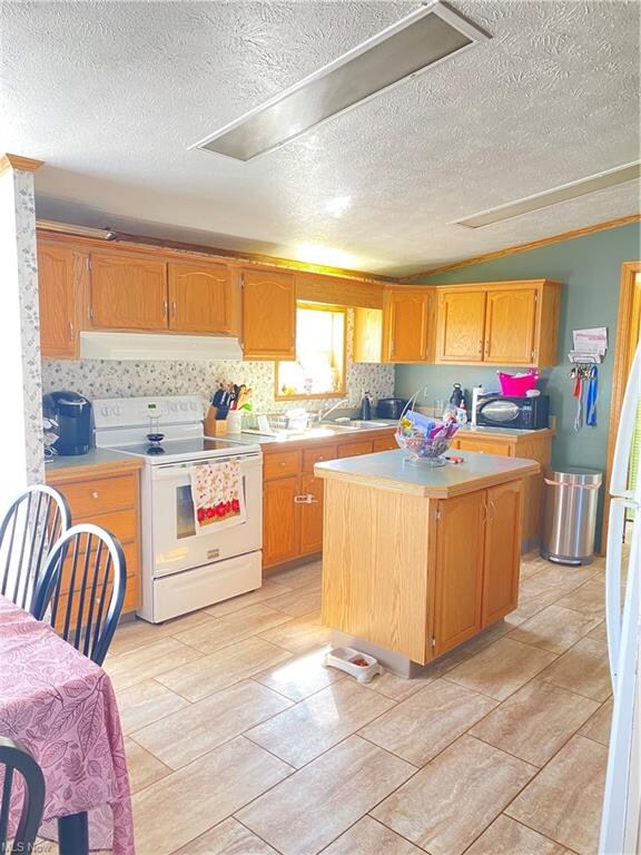 Kitchen, Island with Electric plug