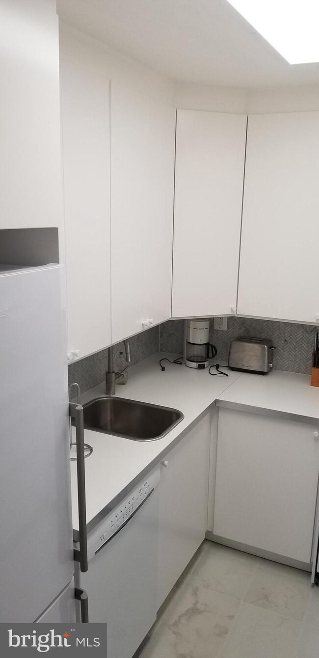 Tiber Island unit N-410, Washington, DC 20024 - photo 5