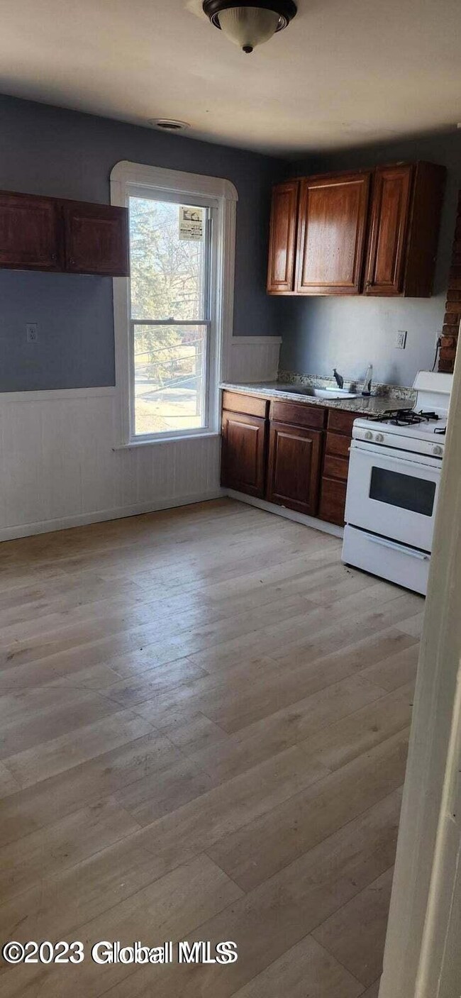 402 Summit Ave unit 2, Schenectady, NY 12307 - photo 4