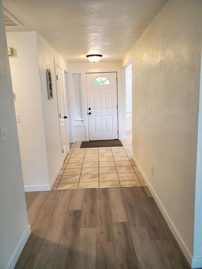 105 Queens Gate Ct, Central Point, OR 97502 - photo 2