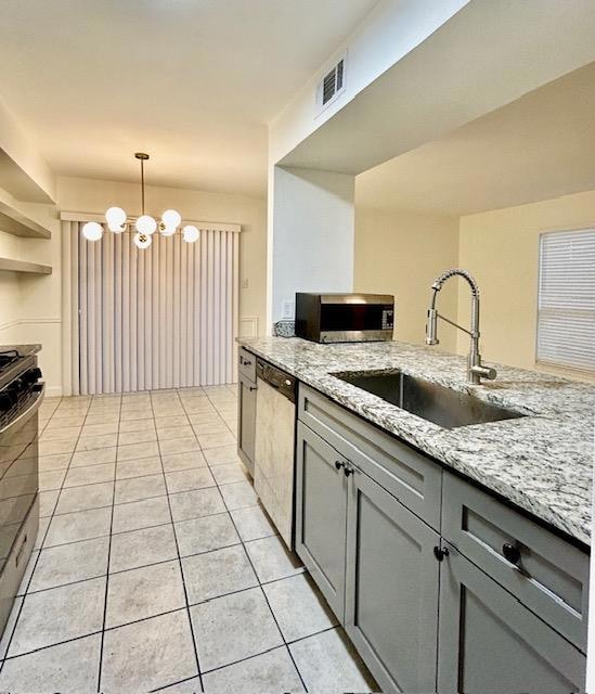 Kitchen with appliances with stainless steel fini