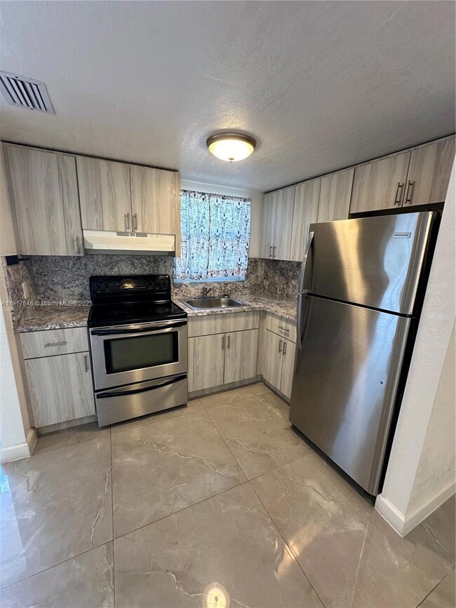 3901 NW 9th Ave unit 11, Deerfield Beach, FL 33064 - photo 4