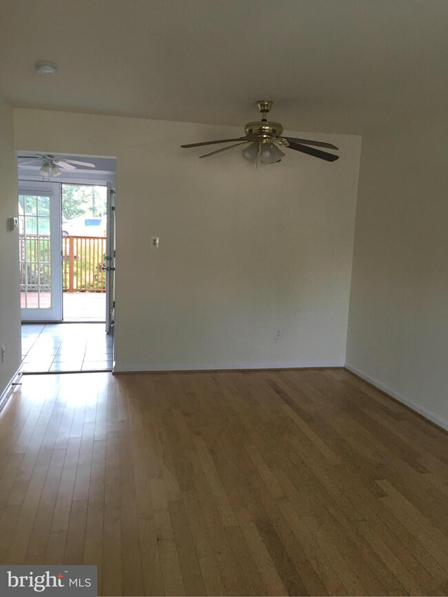 21749 Marigold Cir, Sterling, VA 20164 - photo 3