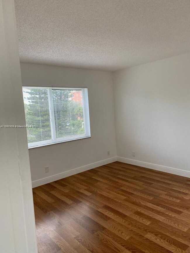 1638 Embassy Dr unit 312, West Palm Beach, FL 33401 - photo 5