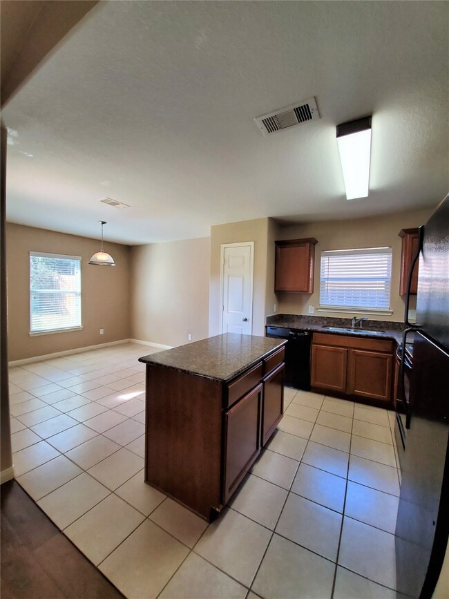 12138 Estelle Ln, Pinehurst, TX 77362 - photo 6