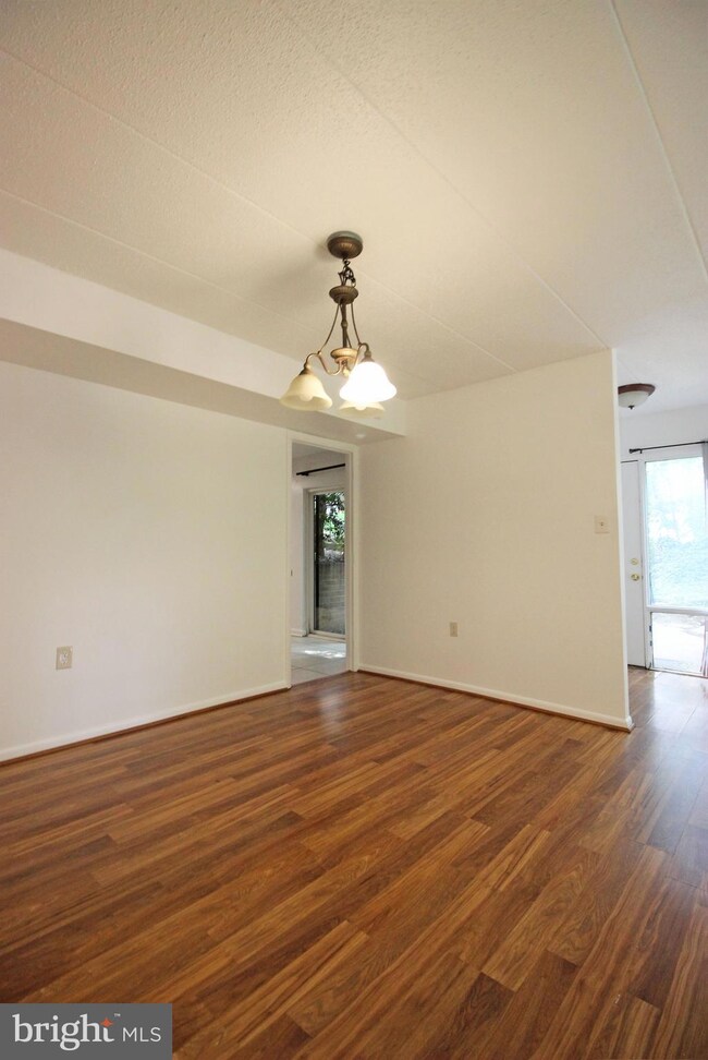 11607 Windbluff Ct, Reston, VA 20191 - photo 3