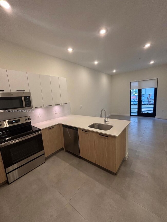 16395 Biscayne Blvd unit TH 6, North Miami Beach, FL 33160 - photo 4