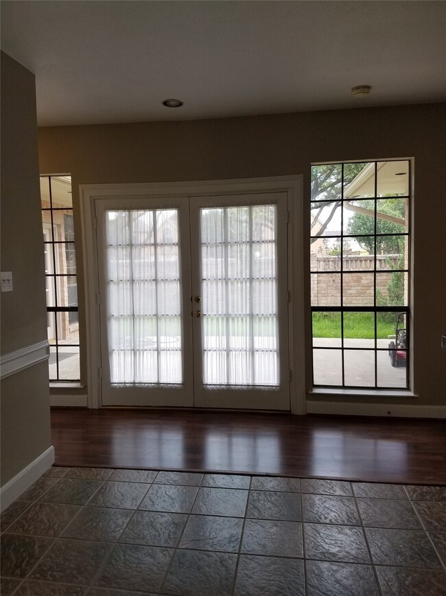 8002 Oakwood Garden St, Houston, TX 77040 - photo 7