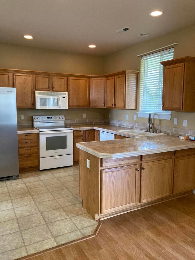 2247 SW Lava Ct, Redmond, OR 97756 - photo 2