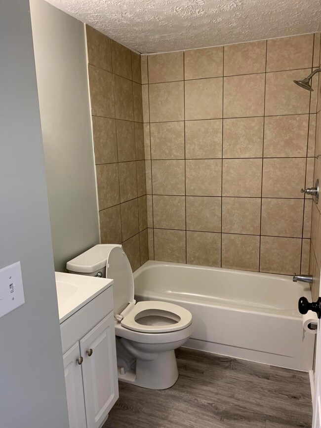 Photo Worthington Row 1594-1600 Bath Roo