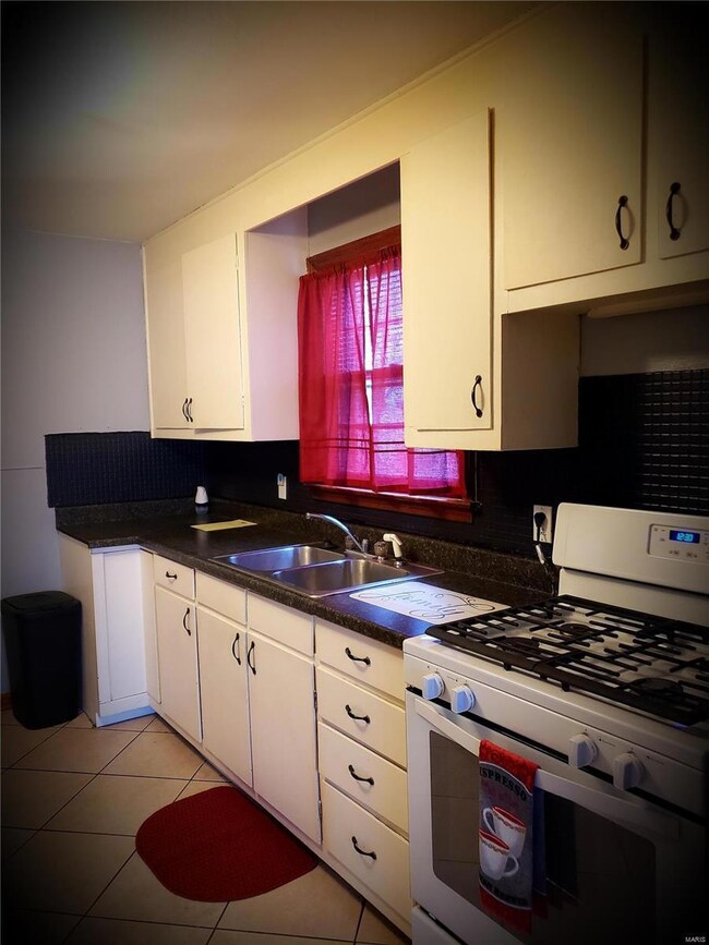 Charming kitchen w ceramic tile