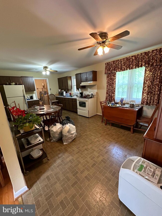 560 Evans Ave, Warrenton, VA 20186 - photo 5