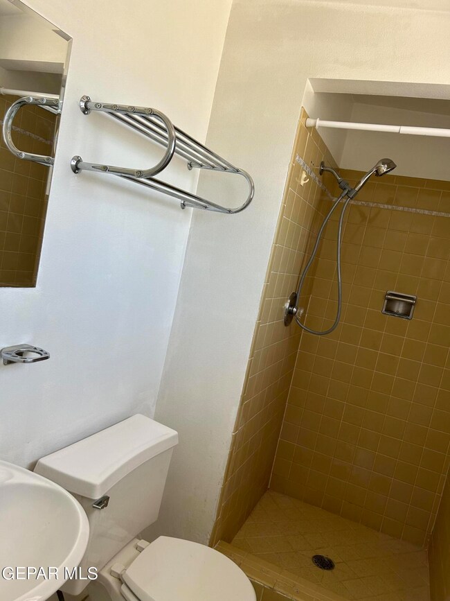 8205 Loma Terrace Rd, El Paso, TX 79907 - photo 5