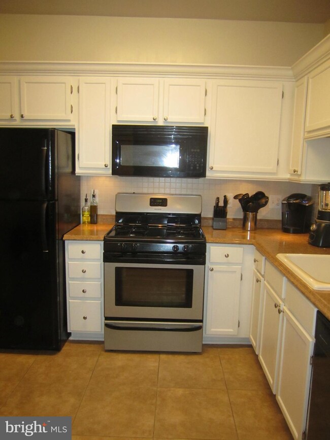 9132 Groffs Mill Dr unit 9132, Owings Mills, MD 21117 - photo 5