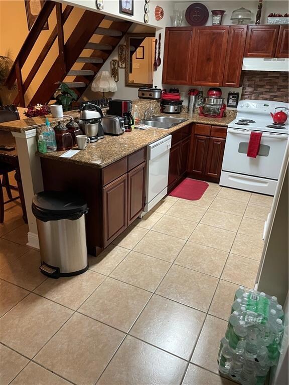 KITCHEN WITH LOTS OF STORAGE, INCLUDING A PANTRY.
