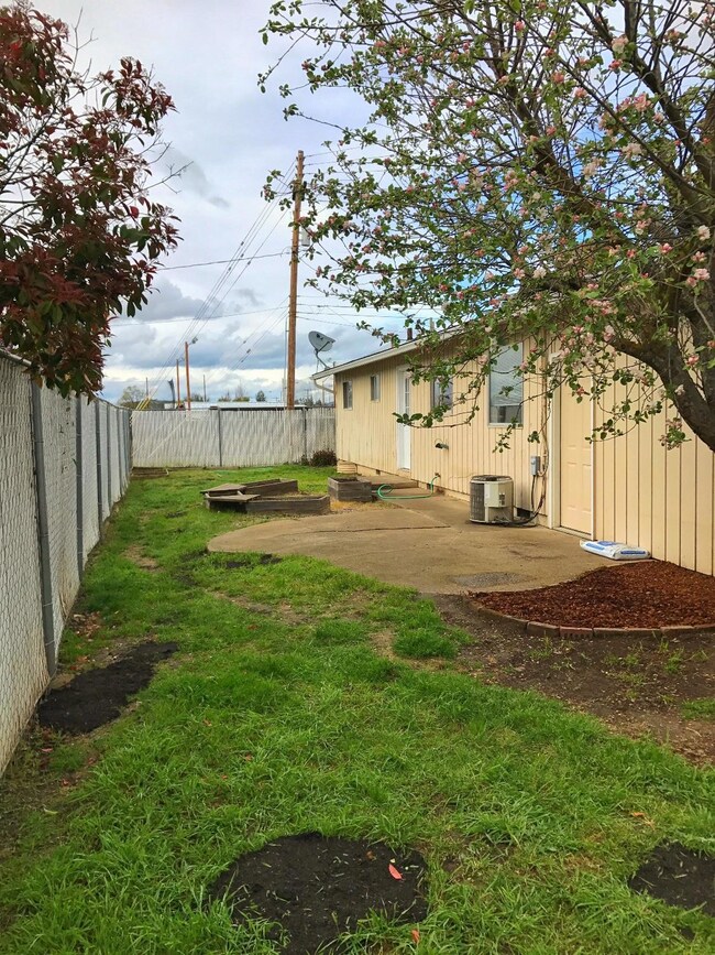 1653 Springbrook Rd, Medford, OR 97504 - photo 3