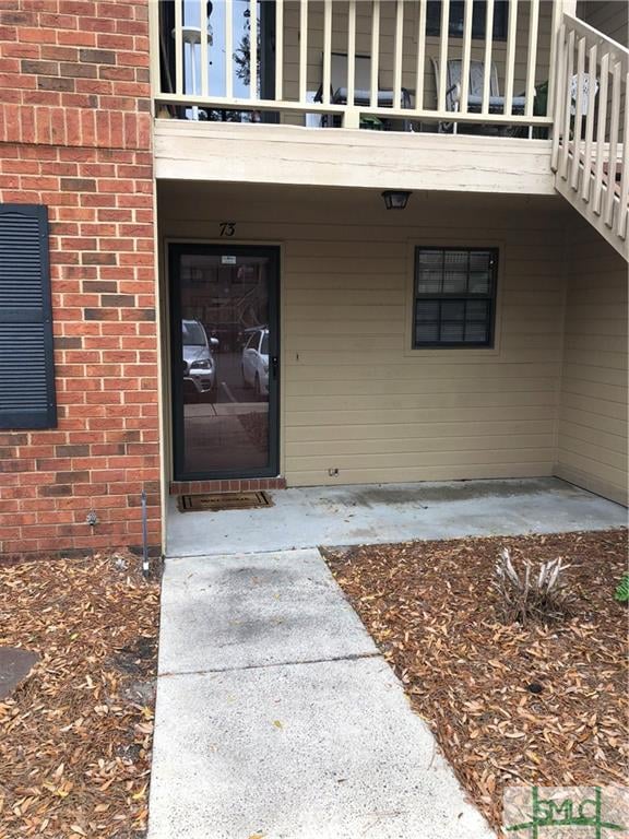 Entrance with small front setting area. Perfect fo