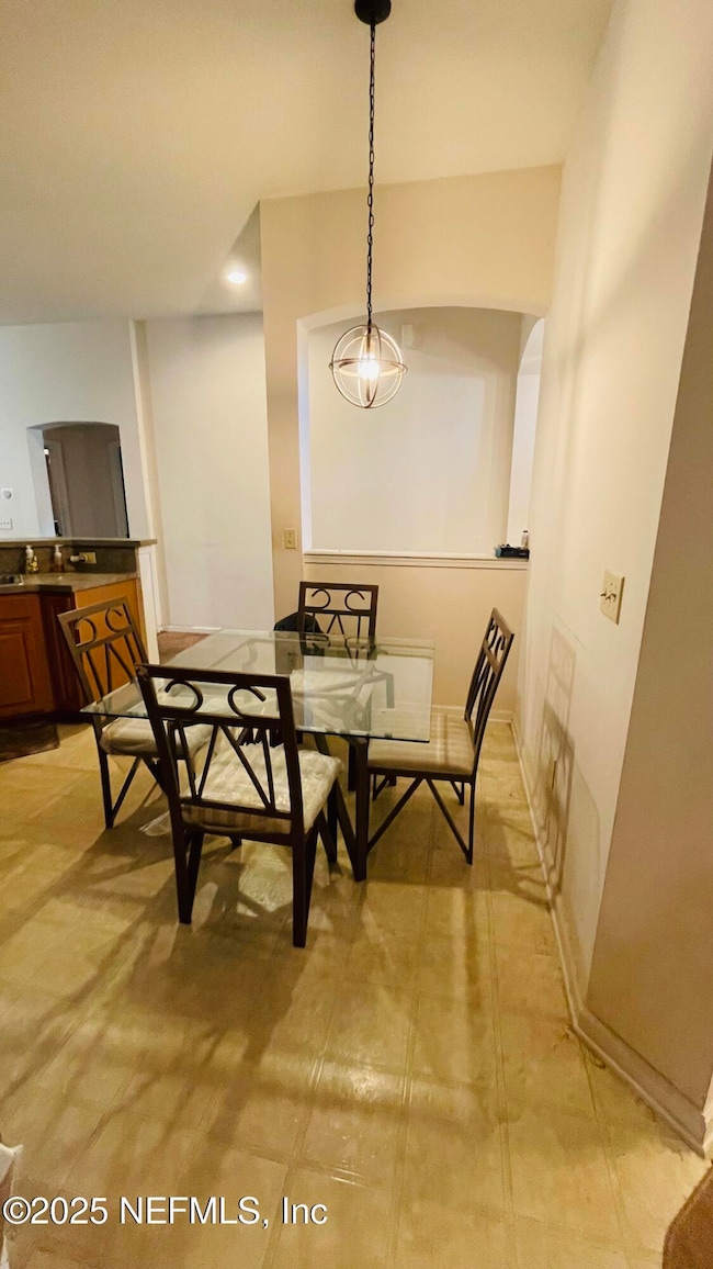 eat-in kitchen