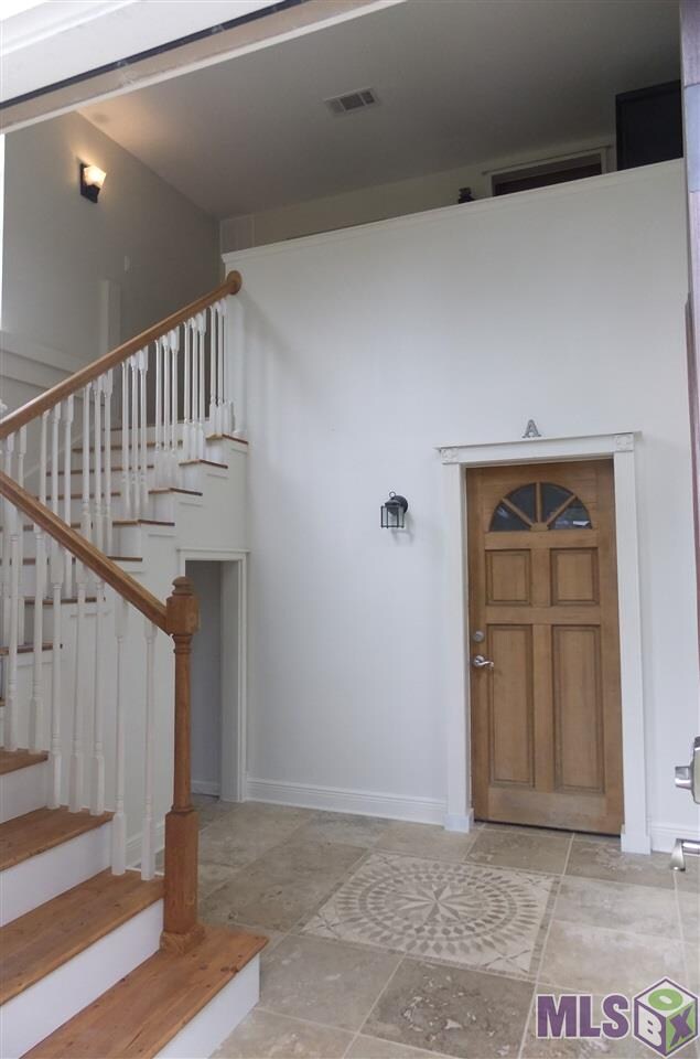 Enclosed entry & stairway