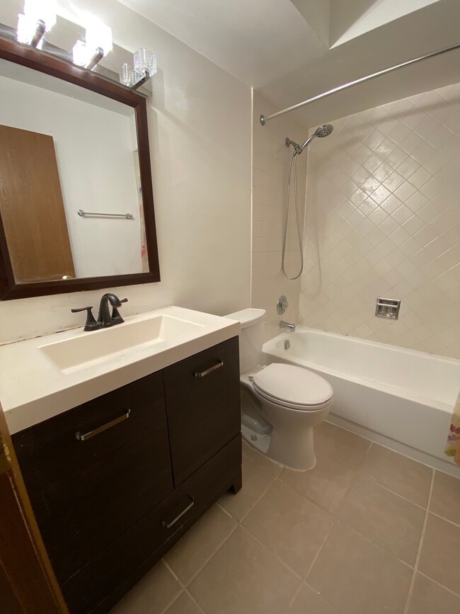 692 Quincy Bridge Ln unit 202, Glenview, IL 60025 - photo 5