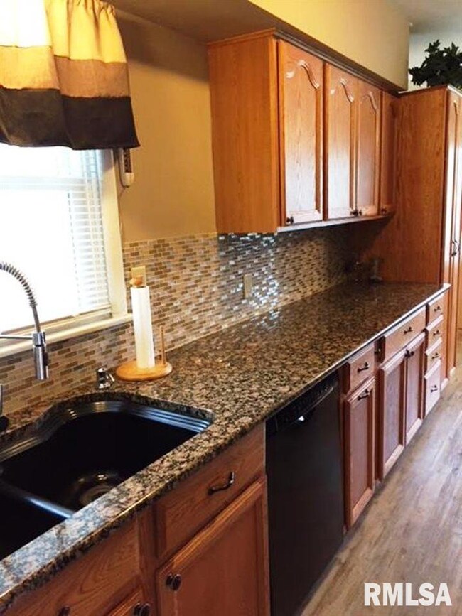 4310 N Hancock Ave, Davenport, IA 52806 - photo 6