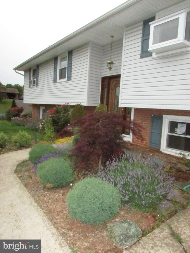 5600 Calvert Dr, Frederick, MD 21703 - photo 2