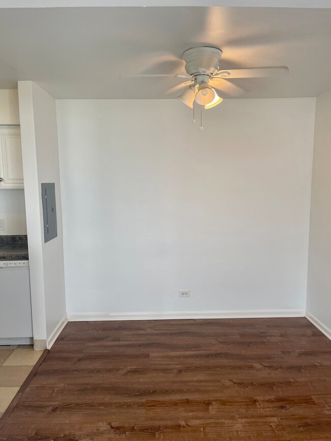 1389 S Glen Cir unit B, Aurora, IL 60506 - photo 3