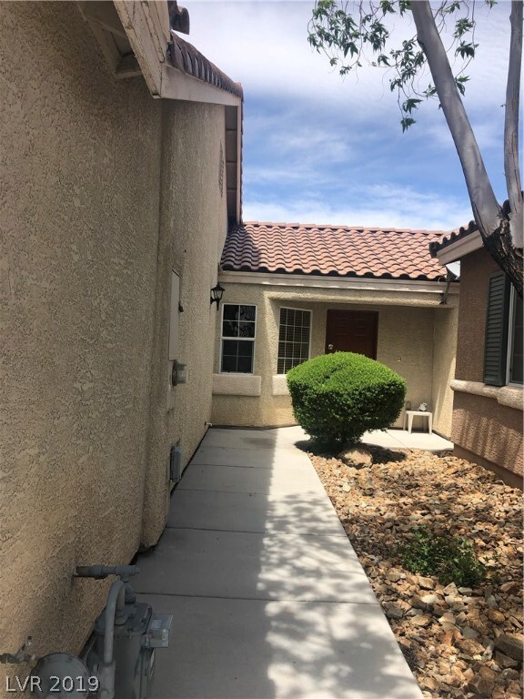 WALK WAY TO FRONT DOOR