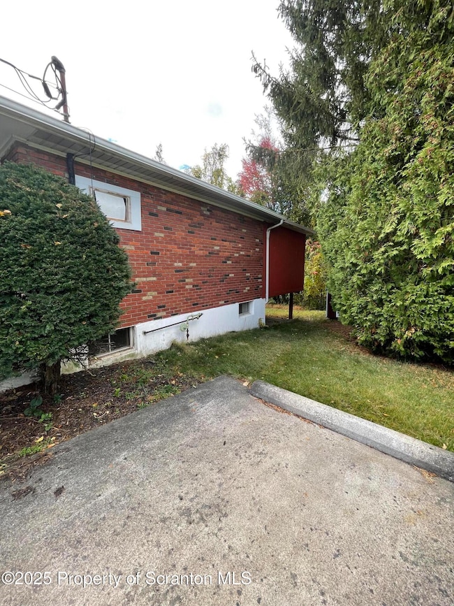 811 Hill St, Throop, PA 18512 - photo 3