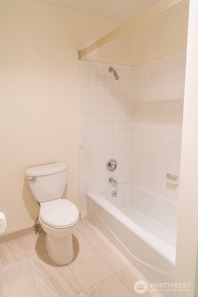 1140 Alki Ave SW unit 303, Seattle, WA 98116 - photo 4