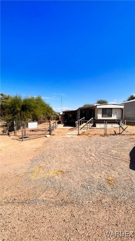 View of yard featuring an outbuilding