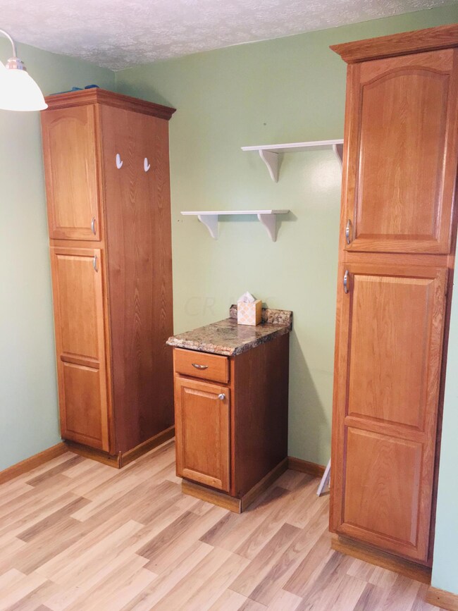 2956 Reynard Rd, Columbus, OH 43232 - photo 6