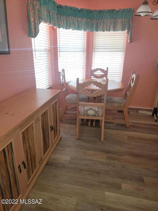 3454 Goldleaf Dining Area