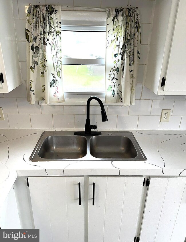 2400 Lincoln Ave unit 15, Baltimore, MD 21219 - photo 6