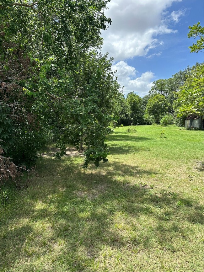 302 Walthall Dr, Houston, TX 77022 - photo 2