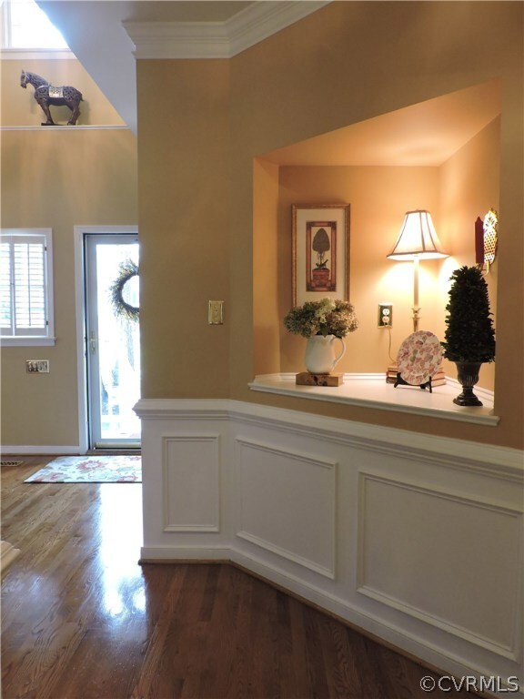 Foyer - decorator niche.