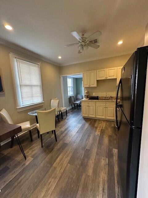spacious dining area within the kitchen
