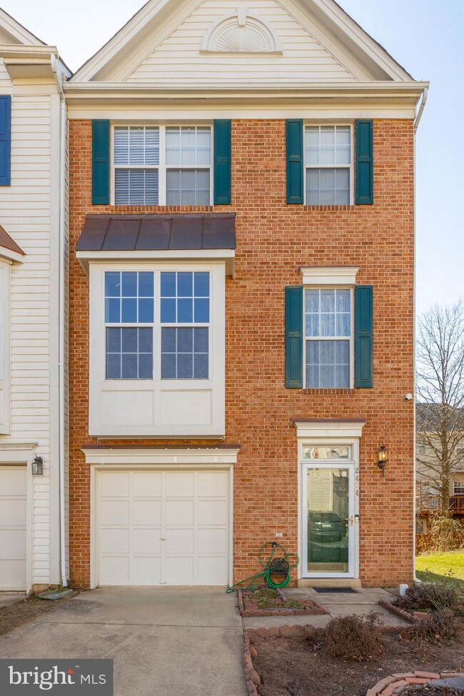 2474 Laura Mark Ln, Herndon, VA 20171 - photo 4