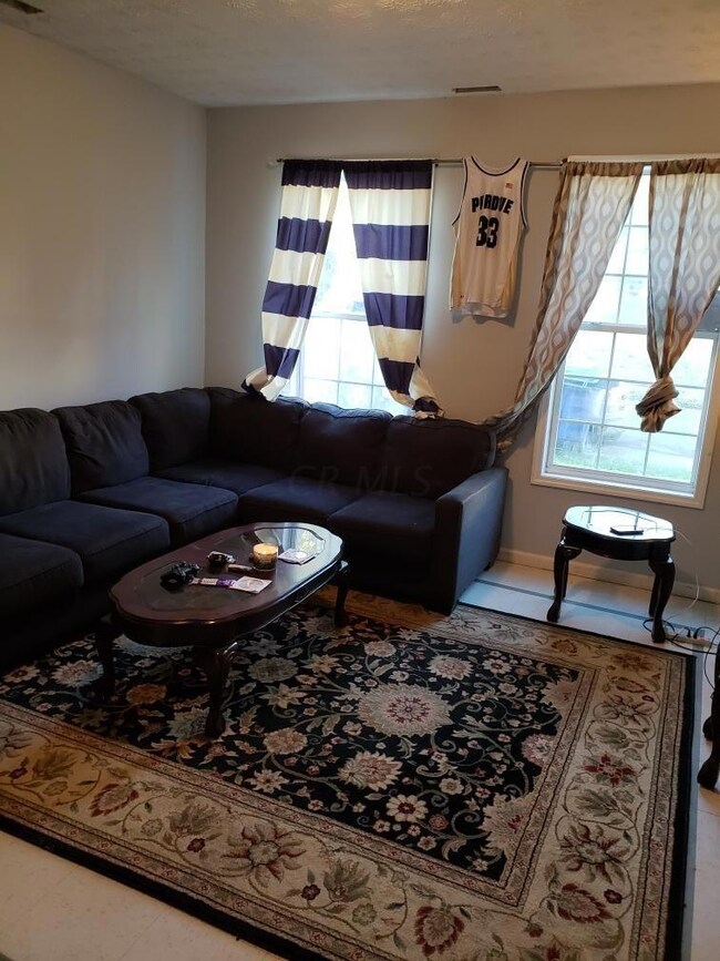 1611 living 2 (1)