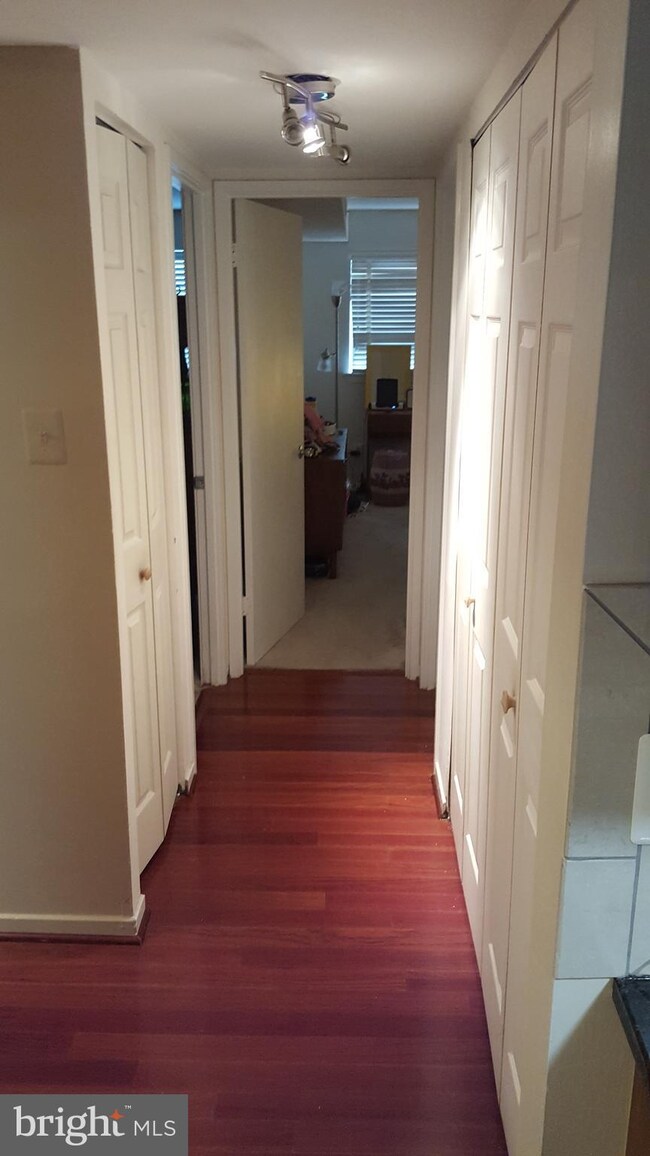 1670 Parkcrest Cir unit 100, Reston, VA 20190 - photo 4