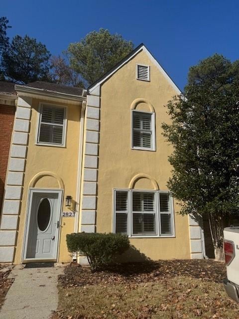 Townhome / multi-family property featuring stucco 